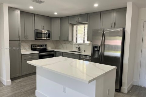 Condo in Coral Springs, Florida, 4 bedrooms  № 2004023