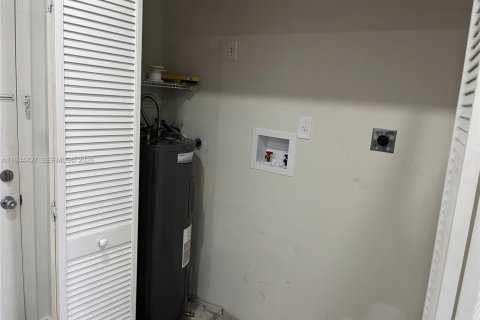 Condo in Coral Springs, Florida, 4 bedrooms  № 2004023 - photo 14