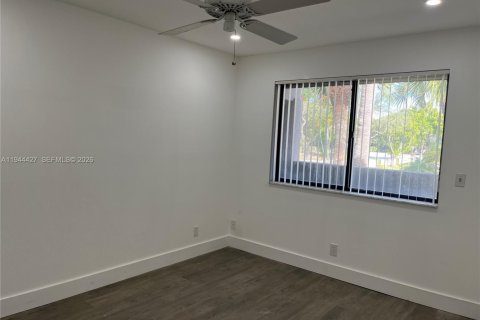 Condo in Coral Springs, Florida, 4 bedrooms  № 2004023 - photo 12