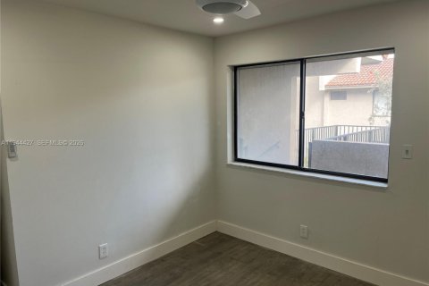 Condo in Coral Springs, Florida, 4 bedrooms  № 2004023 - photo 13