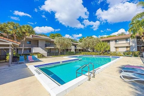 Condo in Coral Springs, Florida, 4 bedrooms  № 2004023 - photo 16