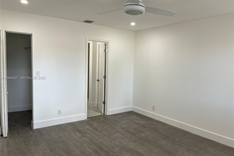 Condo in Coral Springs, Florida, 4 bedrooms  № 2004023 - photo 7