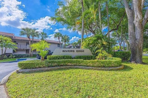 Condo in Coral Springs, Florida, 4 bedrooms  № 2004023 - photo 17