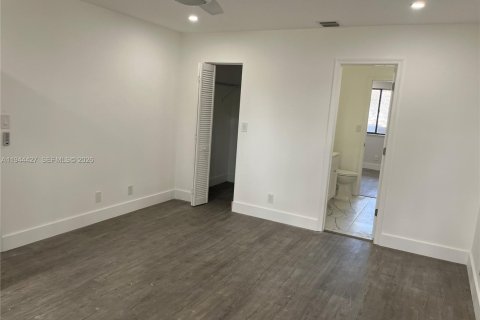 Condo in Coral Springs, Florida, 4 bedrooms  № 2004023 - photo 5