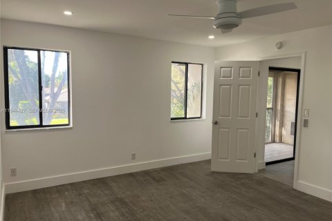 Condo in Coral Springs, Florida, 4 bedrooms  № 2004023 - photo 6