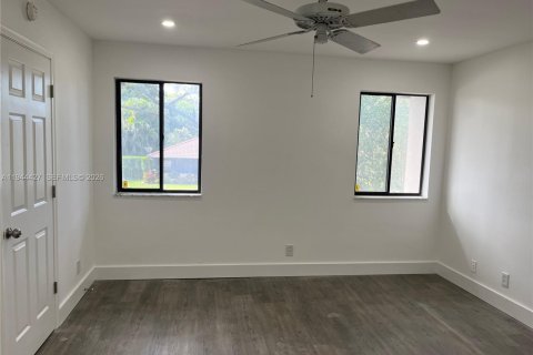 Condo in Coral Springs, Florida, 4 bedrooms  № 2004023 - photo 9