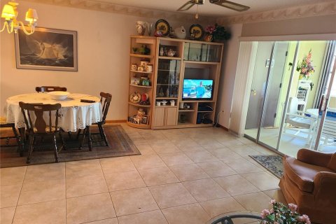 Condo in Holiday, Florida, 2 bedrooms  № 1822622 - photo 9
