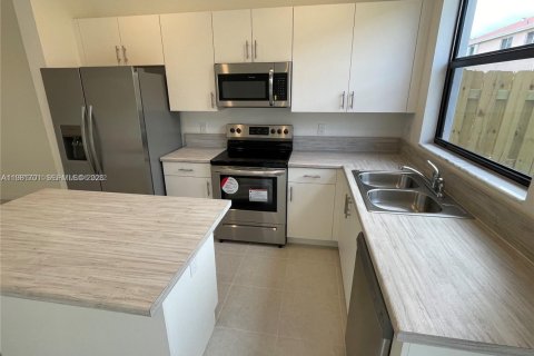 Townhouse in Miami, Florida 3 bedrooms, 122.63 sq.m. № 2042987 - photo 3