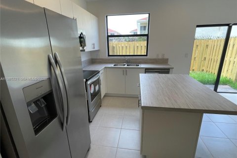 Townhouse in Miami, Florida 3 bedrooms, 122.63 sq.m. № 2042987 - photo 2