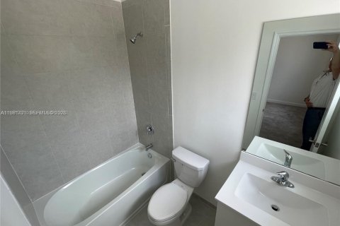 Townhouse in Miami, Florida 3 bedrooms, 122.63 sq.m. № 2042987 - photo 18