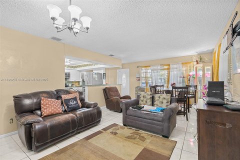 Villa ou maison à louer à Miami Gardens, Floride: 3 chambres, 196.95 m2 № 1946847 - photo 8
