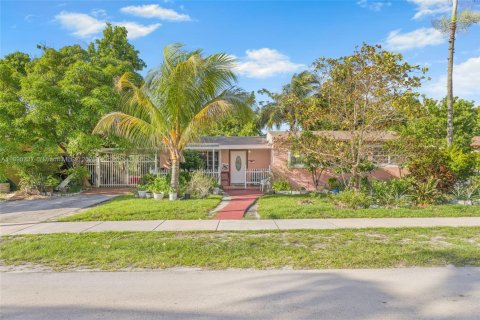 Villa ou maison à louer à Miami Gardens, Floride: 3 chambres, 196.95 m2 № 1946847 - photo 1