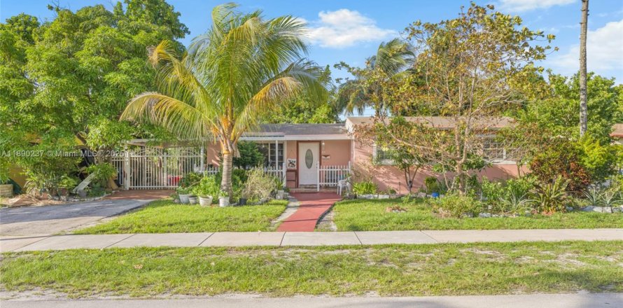 Villa ou maison à Miami Gardens, Floride 3 chambres, 196.95 m2 № 1946847