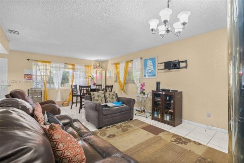 Villa ou maison à louer à Miami Gardens, Floride: 3 chambres, 196.95 m2 № 1946847 - photo 7
