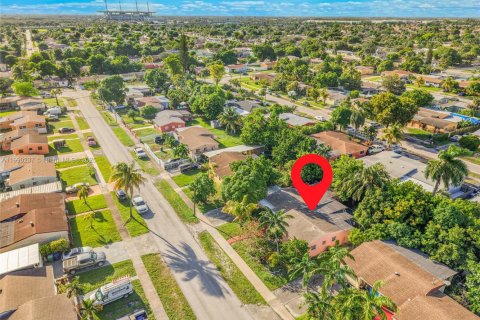 Villa ou maison à louer à Miami Gardens, Floride: 3 chambres, 196.95 m2 № 1946847 - photo 21