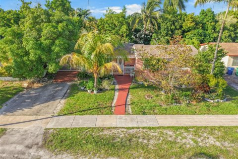 Villa ou maison à louer à Miami Gardens, Floride: 3 chambres, 196.95 m2 № 1946847 - photo 3
