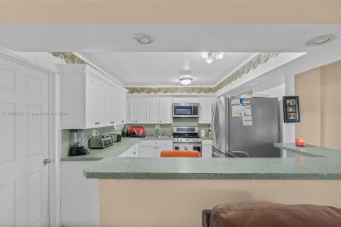 Villa ou maison à louer à Miami Gardens, Floride: 3 chambres, 196.95 m2 № 1946847 - photo 9