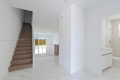 Townhouse in Miami, Florida 4 bedrooms, 206.06 sq.m. № 1921727 - photo 17