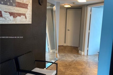 Condominio en alquiler en Miami, Florida, 2 dormitorios, 117.71 m2 № 1945086 - foto 2