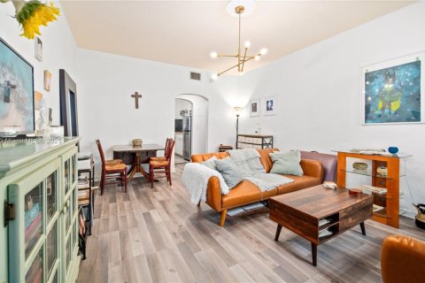 Condo in Miami Beach, Florida, 1 bedroom  № 1482593 - photo 1