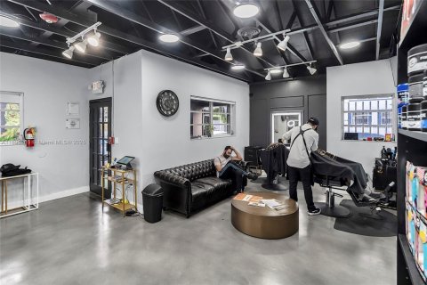 Commercial property in Miami, Florida № 1947931 - photo 16