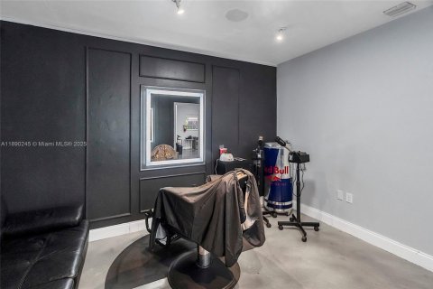 Commercial property in Miami, Florida № 1947931 - photo 11