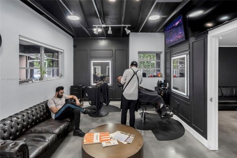 Commercial property in Miami, Florida № 1947931 - photo 15