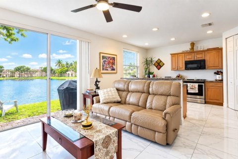 Townhouse in Miramar, Florida 4 bedrooms, 168.62 sq.m. № 2399662 - photo 3