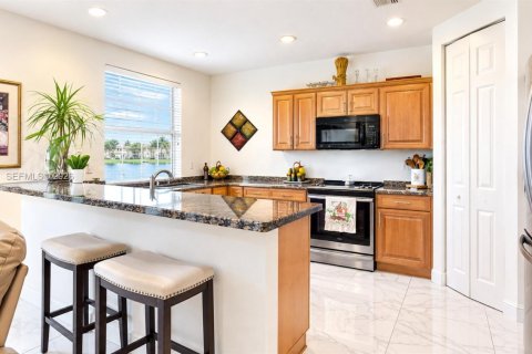 Townhouse in Miramar, Florida 4 bedrooms, 168.62 sq.m. № 2399662 - photo 4