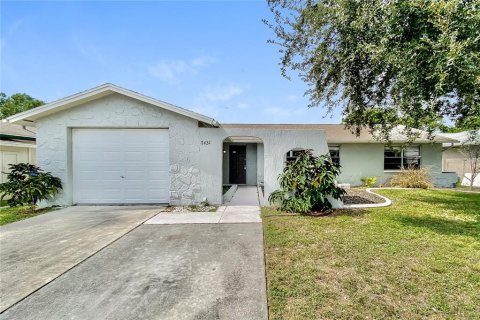 Villa ou maison à louer à New Port Richey, Floride: 3 chambres, 118.91 m2 № 1854290 - photo 1