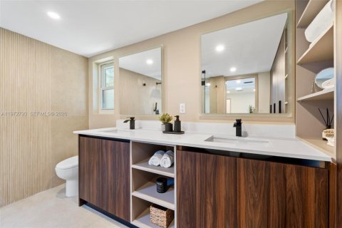 House in Margate, Florida 4 bedrooms, 217.95 sq.m. № 2042314 - photo 25