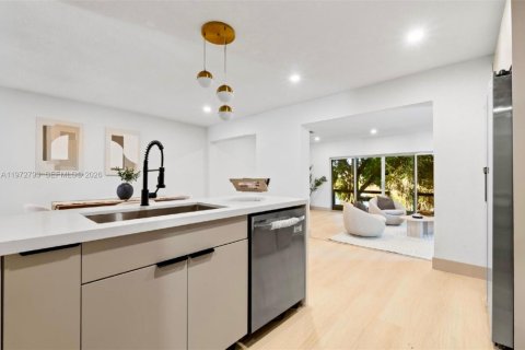 House in Margate, Florida 4 bedrooms, 217.95 sq.m. № 2042314 - photo 14