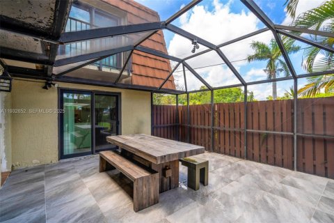 Townhouse in Davie, Florida 3 bedrooms, 153.66 sq.m. № 1991647 - photo 2