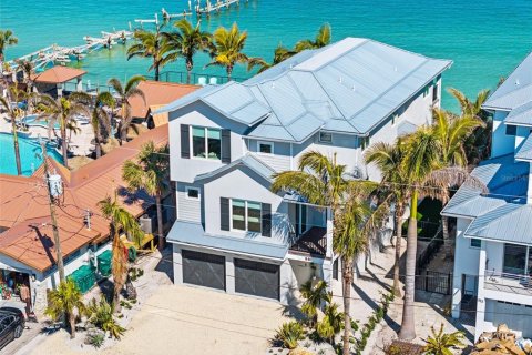 House in Anna Maria, Florida 7 bedrooms, 338.63 sq.m. № 1829314 - photo 1