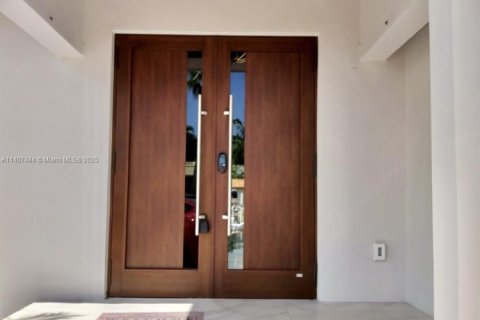 Villa ou maison à louer à North Miami, Floride: 4 chambres, 321.26 m2 № 1977198 - photo 1