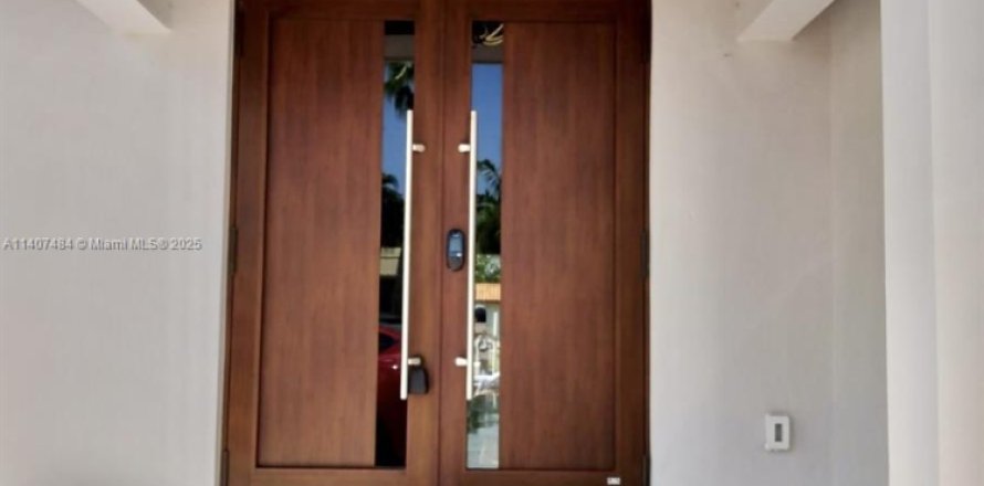 Villa ou maison à North Miami, Floride 4 chambres, 321.26 m2 № 1977198