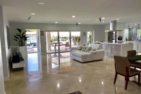 Villa ou maison à louer à North Miami, Floride: 4 chambres, 321.26 m2 № 1977198 - photo 2