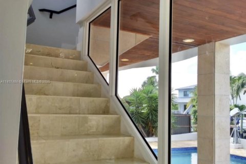 Villa ou maison à louer à North Miami, Floride: 4 chambres, 321.26 m2 № 1977198 - photo 11