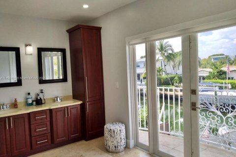 Villa ou maison à louer à North Miami, Floride: 4 chambres, 321.26 m2 № 1977198 - photo 7