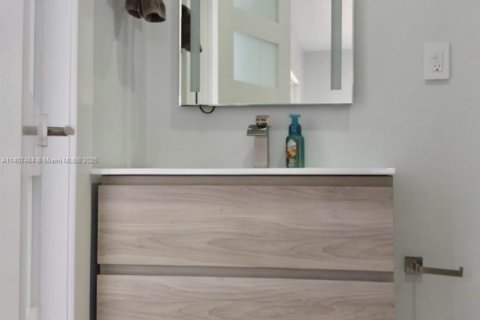 Villa ou maison à louer à North Miami, Floride: 4 chambres, 321.26 m2 № 1977198 - photo 22