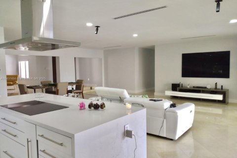 Villa ou maison à louer à North Miami, Floride: 4 chambres, 321.26 m2 № 1977198 - photo 17