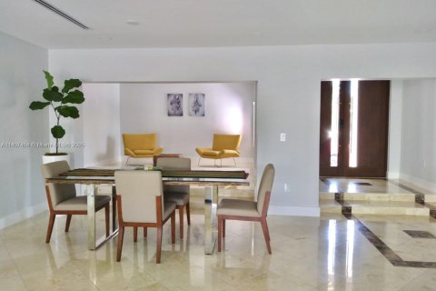 Villa ou maison à louer à North Miami, Floride: 4 chambres, 321.26 m2 № 1977198 - photo 16