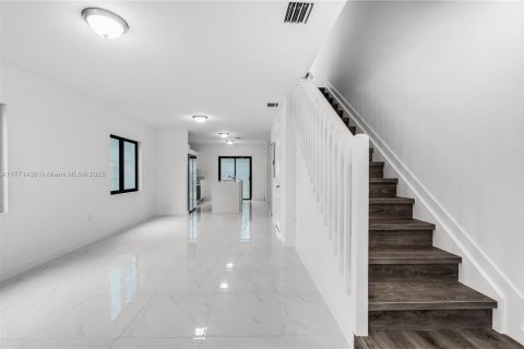 Propiedad comercial en venta en Miami, Florida, 111.48 m2 № 1726058 - foto 10