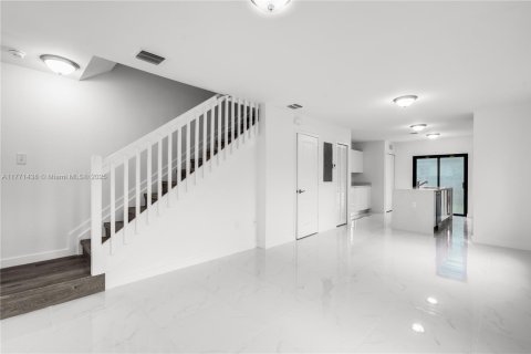 Propiedad comercial en venta en Miami, Florida, 111.48 m2 № 1726058 - foto 3