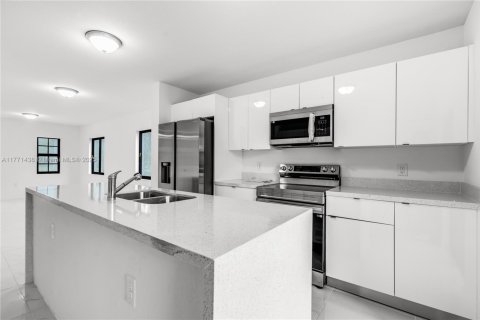 Propiedad comercial en venta en Miami, Florida, 111.48 m2 № 1726058 - foto 12