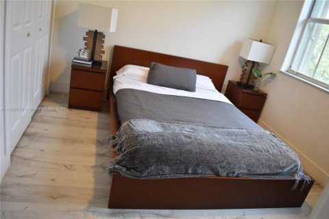 House in Doral, Florida 3 bedrooms, 205.31 sq.m. № 1858861 - photo 11