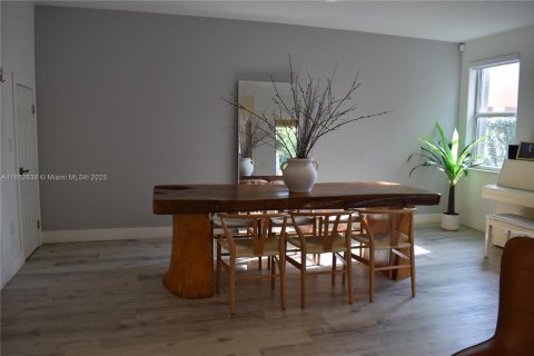House in Doral, Florida 3 bedrooms, 205.31 sq.m. № 1858861 - photo 7