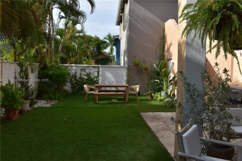 House in Doral, Florida 3 bedrooms, 205.31 sq.m. № 1858861 - photo 16