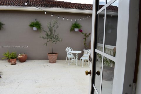 House in Doral, Florida 3 bedrooms, 205.31 sq.m. № 1858861 - photo 22