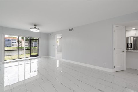 Condominio en venta en Pembroke Pines, Florida, 2 dormitorios, 83.61 m2 № 2240275 - foto 2